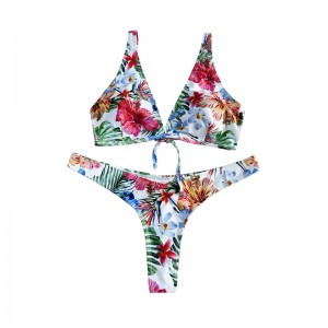 Столковый купальник с двумя частями с цветочным этническим стилем.